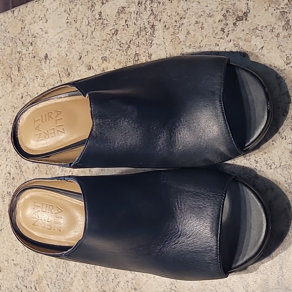 Size 9W Naturalizer dress casual shoe